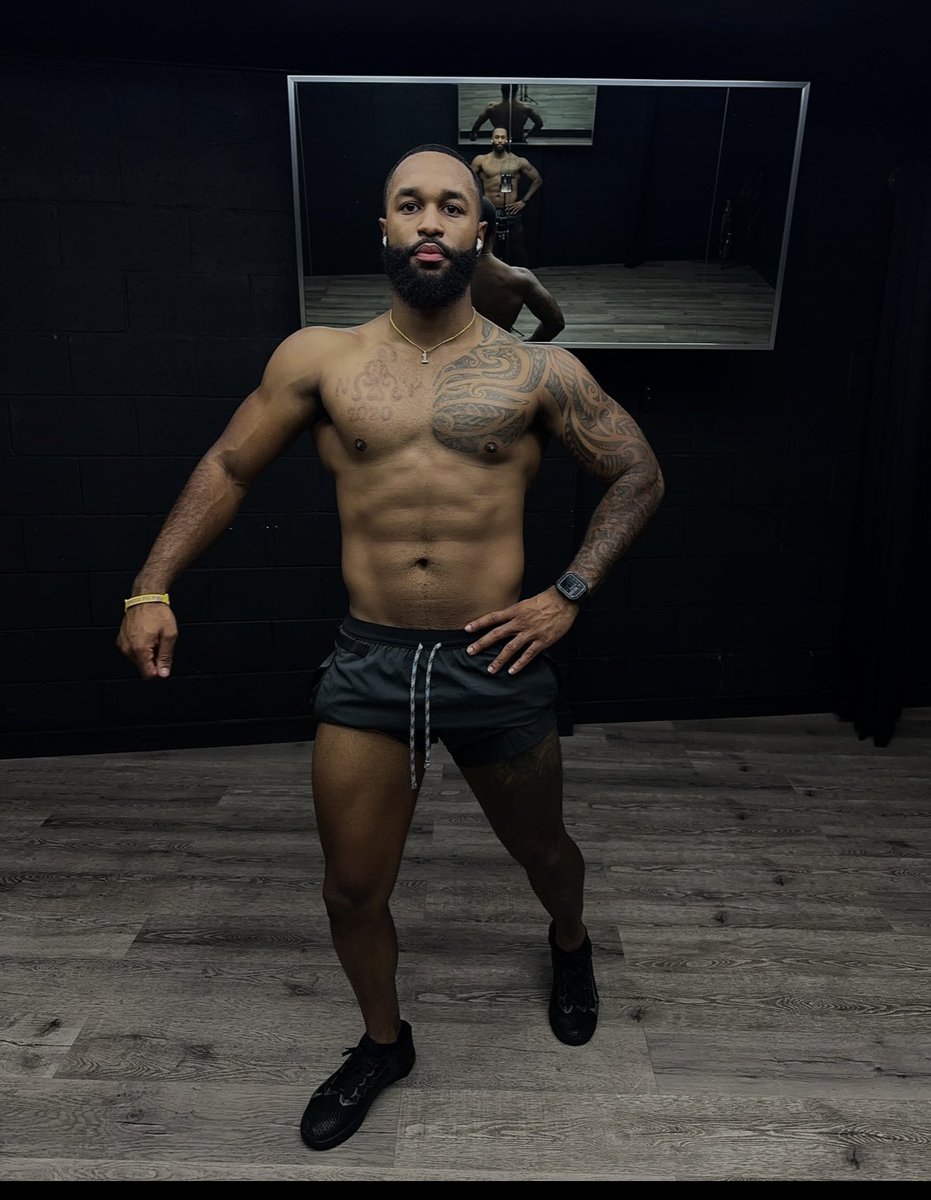 _hudsun_'s tweet photo. 12 days out from my first NPC Men’s Physique show. The 9 week progression.. still have a long road ahead 🤝🏾🥷🏽 https://t.co/vNZIYyYQMw