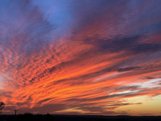 ChikageWeather's tweet photo. Lakeway sunset delivers! Thanks to Melissa Ingraham for this one! #sunset #atx #atxwx #txwx #atxsunset https://t.co/F3FdkkSW7m