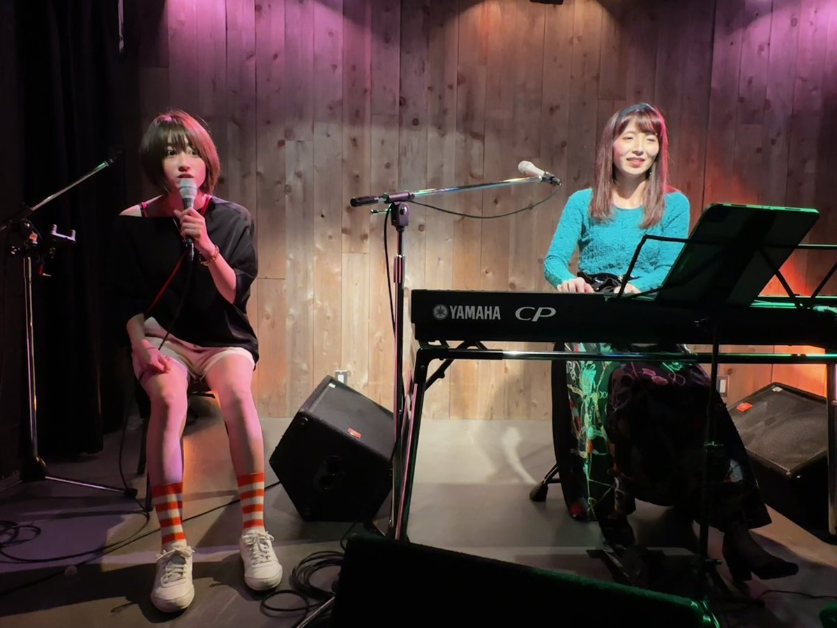 nandaaaaaro's tweet photo. 2023.10.19(木)
Cafe'鈴 代官山NOMAD
ホスト 鈴音さん
ゲスト ひいらぎ繭さん

終始賑やかだった〜
繭さんのリクエストでスペシャルドリンクがこの日だけ復活（笑）

コラボで「君の住む街」
みんなで歌いました😊

前���の新曲のタイトルは「AI〜My Buddy〜」に決定🎵
#カフェ鈴 
#鈴音
#ひいらぎ繭 https://t.co/NbcR70ofjT