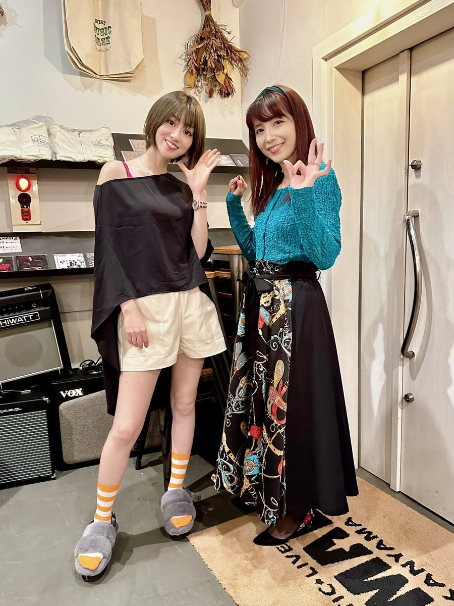 nandaaaaaro's tweet photo. 2023.10.19(木)
Cafe'鈴 代官山NOMAD
ホスト 鈴音さん
ゲスト ひいらぎ繭さん

終始賑やかだった〜
繭さんのリクエストでスペシャルドリンクがこの日だけ復活（笑）

コラボで「君の住む街」
みんなで歌いました😊

前���の新曲のタイトルは「AI〜My Buddy〜」に決定🎵
#カフェ鈴 
#鈴音
#ひいらぎ繭 https://t.co/NbcR70ofjT