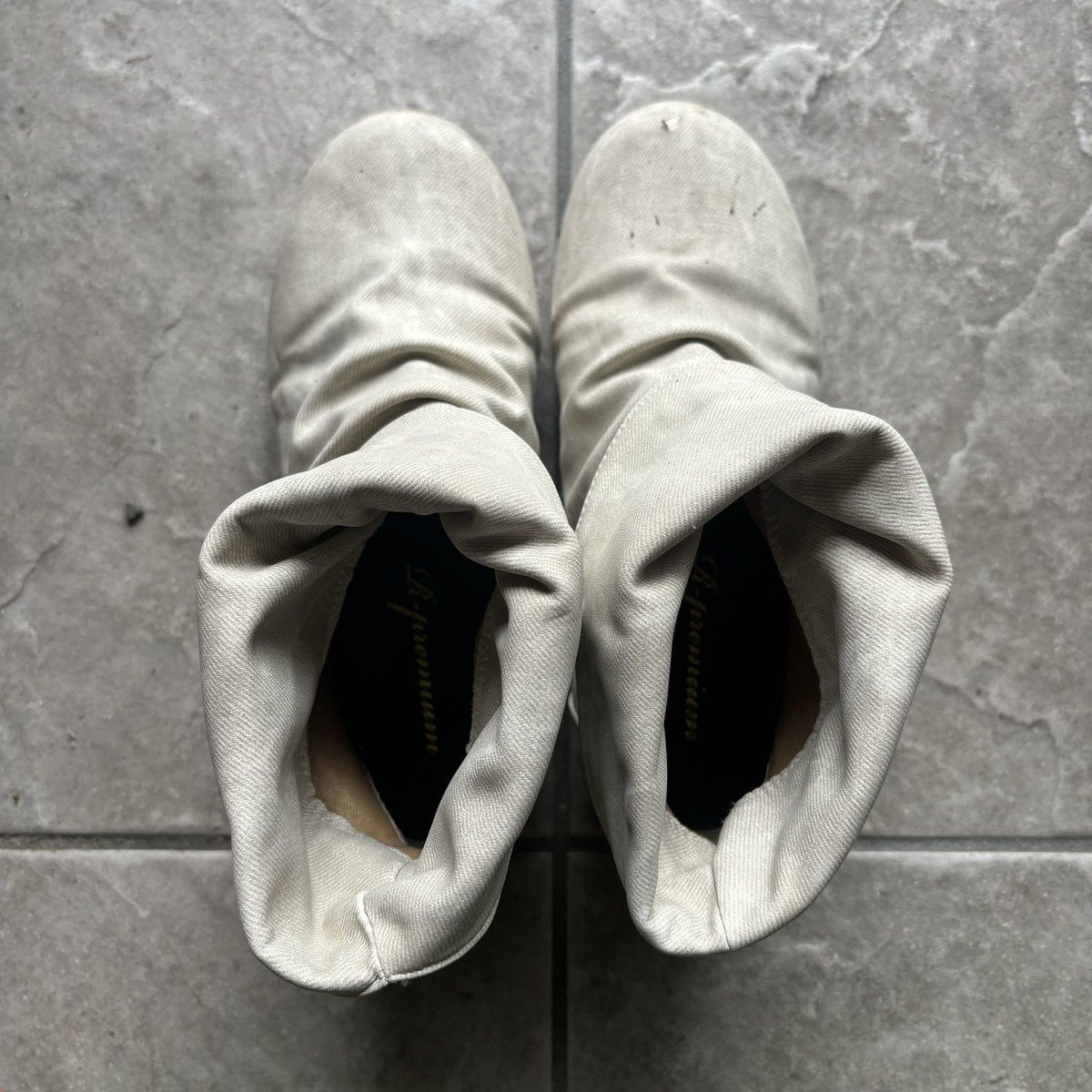 shitagi_uru's tweet photo. レインショートブーツ
雨の日やお天気が微妙な日にもよく使用していましたので、結構蒸れ蒸れしてます。
足の匂いフェチな方がいましたら✨

¥3000でお願いします😌

#下着売ります
#下着取引
#下着販売
#下着売り子 https://t.co/jsx1DLp2e6