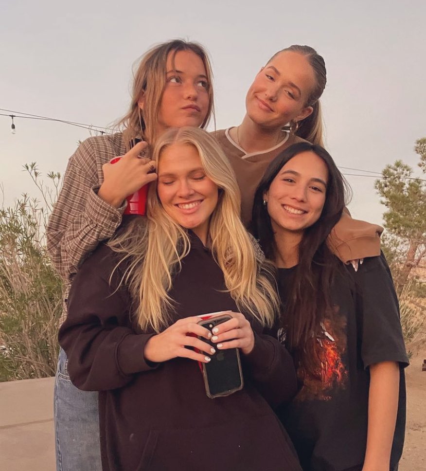 angeIbcbie's tweet photo. my girls 🤍 https://t.co/urZNZ3jaSG