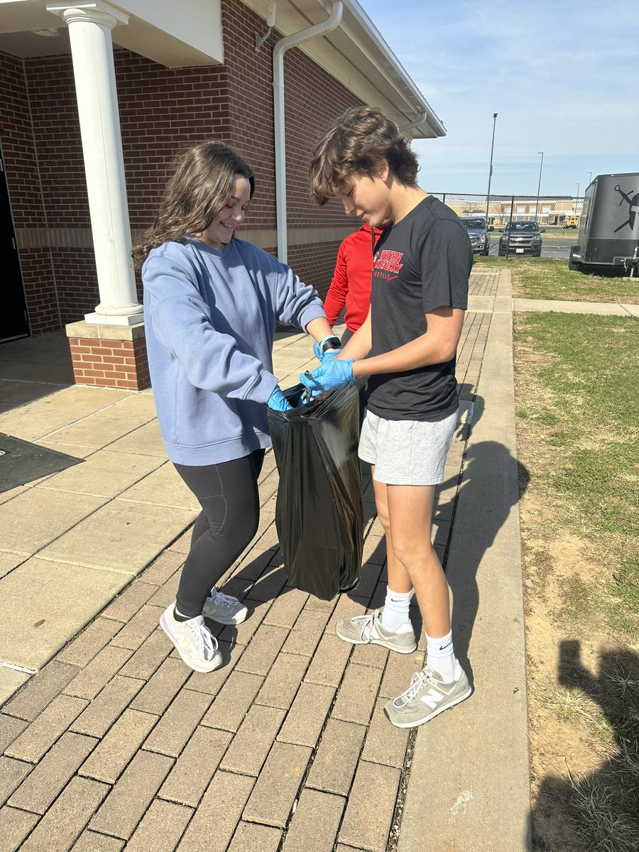 missrigginsmath's tweet photo. These Spartans practiced the “W” from our SWORD expectations by working together to pick up trash at the football field! #communityservice #SWORD ⚔️ https://t.co/UXnAgTIDxe