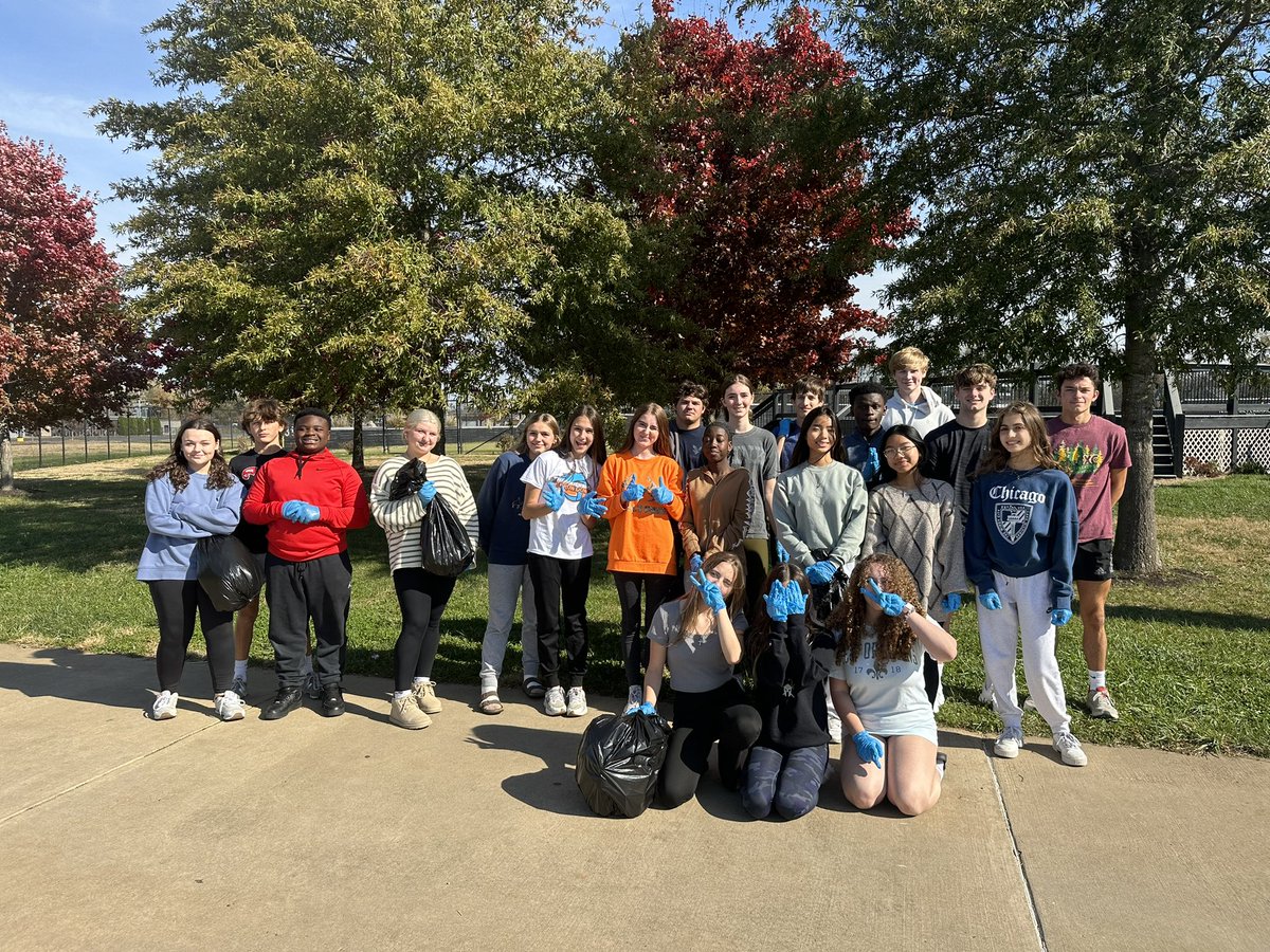 missrigginsmath's tweet photo. These Spartans practiced the “W” from our SWORD expectations by working together to pick up trash at the football field! #communityservice #SWORD ⚔️ https://t.co/UXnAgTIDxe