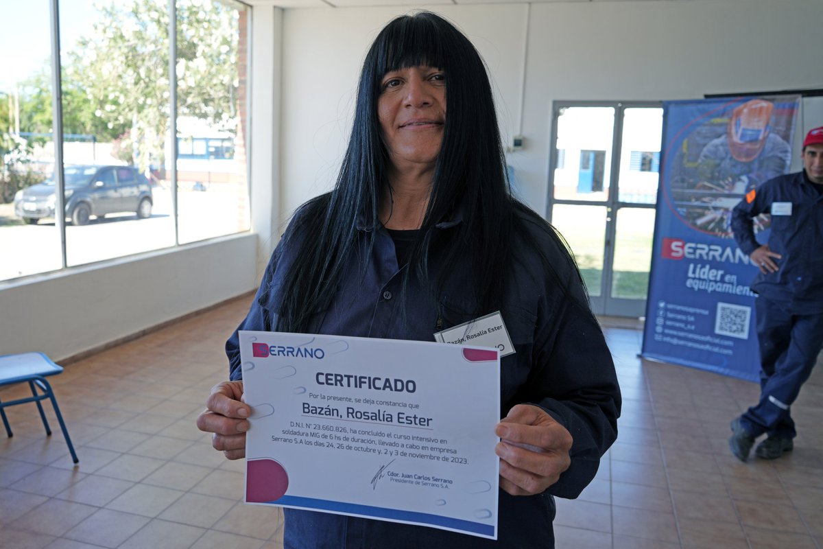 serranosaprensa's tweet photo. 👉Las 9 mujeres riojanas que finalizaron con el proceso recibieron la certificación y las sillas producidas por ellas. Destacamos que en el cierre participaron autoridades provinciales del @GobDeLaRioja y del @mintrabajo_lr.
  
Desde Serrano felicitamos a las nuevas soldadoras.👩🏽‍🏭 https://t.co/cmUlmJPePW