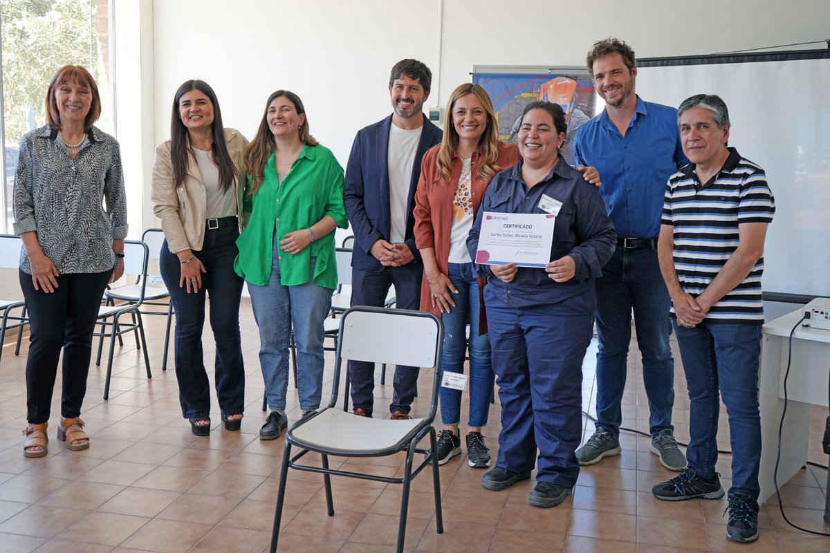 serranosaprensa's tweet photo. 👉Las 9 mujeres riojanas que finalizaron con el proceso recibieron la certificación y las sillas producidas por ellas. Destacamos que en el cierre participaron autoridades provinciales del @GobDeLaRioja y del @mintrabajo_lr.
  
Desde Serrano felicitamos a las nuevas soldadoras.👩🏽‍🏭 https://t.co/cmUlmJPePW