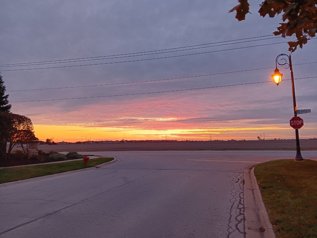 Josephine880725's tweet photo. The streetlight on the side of the road is a guide to get home Beautiful sunsets always put people in a good mood https://t.co/ez85IMtnt6