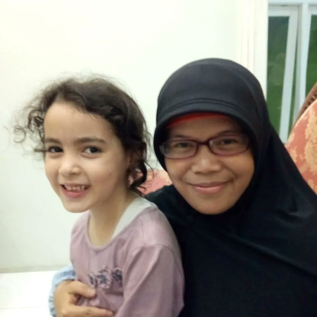 afifahafra79's tweet photo. Selamat jalan, dr. Mueen al Shurafa. 
Kami memiliki beberapa kenangan manis bersama beliau dan keluarga. Saat beliau masih kuliah PPDS di Solo, beberapa kali kami melewatkan waktu bersama. Saling mengunjungi, saling silaturahmi. 

Awal bertemu, beliau belum terlalu lancar berbahasa Indonesia. Saat kami ajak makan siang di sebuah restoran di Solo, beliau salah memilih menu: es kelapa muda, menjadi es kepala muda. Anak-anak saya tertawa saat itu.

Anak-anak kami saling mengenal.
"Kami tunggu kalian di Gaza," kata beliau.

Tapi, kalaupun suatu saat kami berkunjung ke Gaza, tentu sudah tak bisa bertemu. Beliau syahid kemarin, karena bom Israel membunuhnya. 

Sebulan penuh, sebagai dokter anestesi, beliau sibuk di rumah sakit, menangani pasien yang membeludak. Masih ingat bagaimana suara beliau bergetar saat mengirim pesan suara beberapa hari yang lalu ke kami, "it's very bad, banyak mayat tanpa kepala, tubuh tanpa ekstremitas..."

Keluarga beliau, alhamdulillah selamat, saat ini mengungsi di Rafah. Sebulan mereka tak bertemu, dan tiba-tiba mendapat info: sang ayah telah tiada.

Wahai, Israel, wahai Amerika, wahai UK, Uni Eropa, Perancis... mau berapa lagi nyawa harus melayang? 

#CeasefireNOW #StopGenocideInGaza