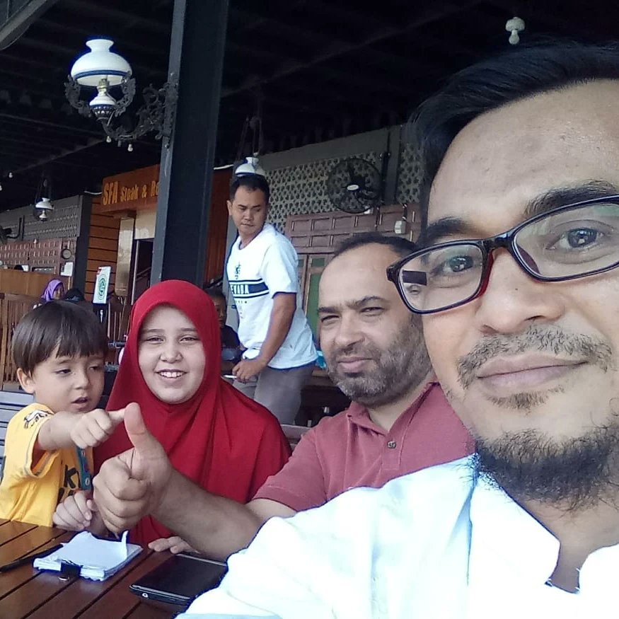 afifahafra79's tweet photo. Selamat jalan, dr. Mueen al Shurafa. 
Kami memiliki beberapa kenangan manis bersama beliau dan keluarga. Saat beliau masih kuliah PPDS di Solo, beberapa kali kami melewatkan waktu bersama. Saling mengunjungi, saling silaturahmi. 

Awal bertemu, beliau belum terlalu lancar berbahasa Indonesia. Saat kami ajak makan siang di sebuah restoran di Solo, beliau salah memilih menu: es kelapa muda, menjadi es kepala muda. Anak-anak saya tertawa saat itu.

Anak-anak kami saling mengenal.
"Kami tunggu kalian di Gaza," kata beliau.

Tapi, kalaupun suatu saat kami berkunjung ke Gaza, tentu sudah tak bisa bertemu. Beliau syahid kemarin, karena bom Israel membunuhnya. 

Sebulan penuh, sebagai dokter anestesi, beliau sibuk di rumah sakit, menangani pasien yang membeludak. Masih ingat bagaimana suara beliau bergetar saat mengirim pesan suara beberapa hari yang lalu ke kami, "it's very bad, banyak mayat tanpa kepala, tubuh tanpa ekstremitas..."

Keluarga beliau, alhamdulillah selamat, saat ini mengungsi di Rafah. Sebulan mereka tak bertemu, dan tiba-tiba mendapat info: sang ayah telah tiada.

Wahai, Israel, wahai Amerika, wahai UK, Uni Eropa, Perancis... mau berapa lagi nyawa harus melayang? 

#CeasefireNOW #StopGenocideInGaza