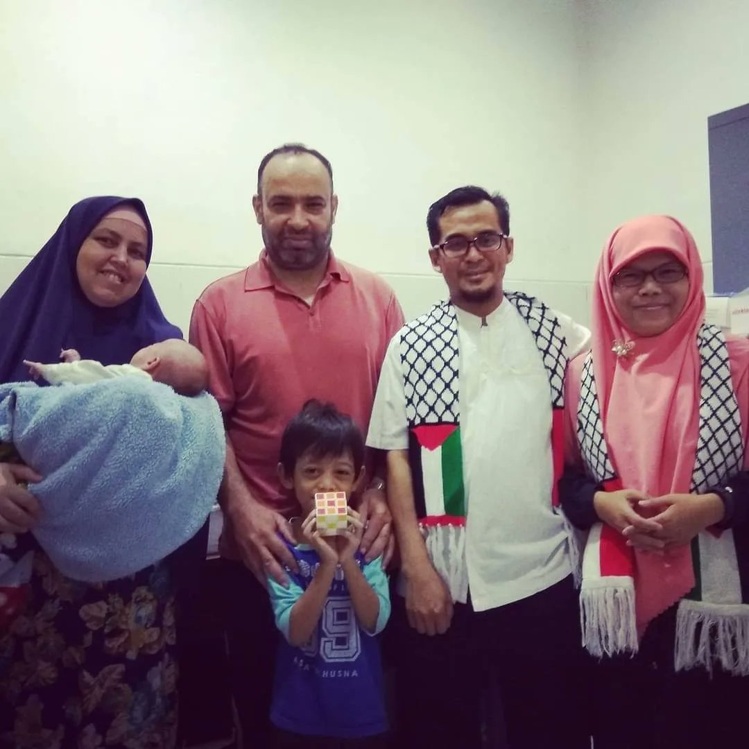 afifahafra79's tweet photo. Selamat jalan, dr. Mueen al Shurafa. 
Kami memiliki beberapa kenangan manis bersama beliau dan keluarga. Saat beliau masih kuliah PPDS di Solo, beberapa kali kami melewatkan waktu bersama. Saling mengunjungi, saling silaturahmi. 

Awal bertemu, beliau belum terlalu lancar berbahasa Indonesia. Saat kami ajak makan siang di sebuah restoran di Solo, beliau salah memilih menu: es kelapa muda, menjadi es kepala muda. Anak-anak saya tertawa saat itu.

Anak-anak kami saling mengenal.
"Kami tunggu kalian di Gaza," kata beliau.

Tapi, kalaupun suatu saat kami berkunjung ke Gaza, tentu sudah tak bisa bertemu. Beliau syahid kemarin, karena bom Israel membunuhnya. 

Sebulan penuh, sebagai dokter anestesi, beliau sibuk di rumah sakit, menangani pasien yang membeludak. Masih ingat bagaimana suara beliau bergetar saat mengirim pesan suara beberapa hari yang lalu ke kami, "it's very bad, banyak mayat tanpa kepala, tubuh tanpa ekstremitas..."

Keluarga beliau, alhamdulillah selamat, saat ini mengungsi di Rafah. Sebulan mereka tak bertemu, dan tiba-tiba mendapat info: sang ayah telah tiada.

Wahai, Israel, wahai Amerika, wahai UK, Uni Eropa, Perancis... mau berapa lagi nyawa harus melayang? 

#CeasefireNOW #StopGenocideInGaza