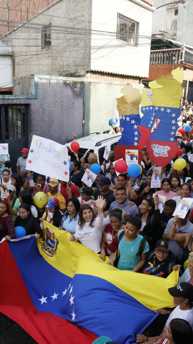 GabrielaEsSucre's tweet photo. #SiPorElE5equibo
¡El Esequibo es Nuestro! Así comenzamos la Campaña Venezuela TODA, con una hermosa marcha desde Bartolomé Salom en #Petare, ratificando el compromiso para el próximo 3 de diciembre, donde votaremos ¡5 veces Sí! 🇻🇪🙌🏼
#Petare .@NicolasMaduro https://t.co/j00P68jLT8