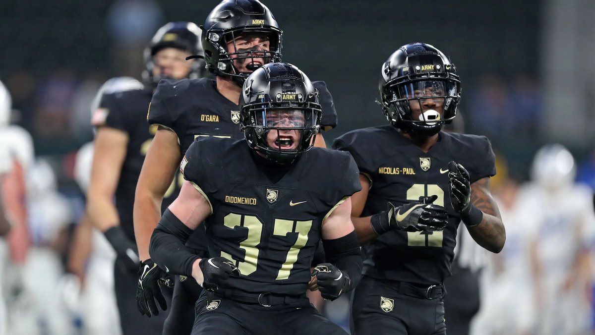After a great call with <a href="/DrinkallCoach/">Matthew Drinkall</a> I’m excited to announce I’ve received my first FBS offer from Army West Point! <a href="/ArmyWP_Football/">Army Football</a> <a href="/CoachJeffMonken/">Jeff Monken</a> <a href="/Loyola_FB/">Loyola Academy Football</a> <a href="/Phouly31/">pete houlihan</a>