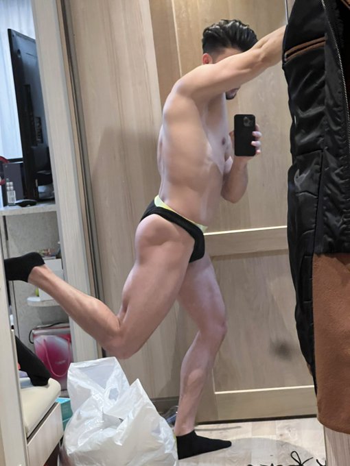 😜 https://t.co/DdFbA8ZToX https://t.co/nZIuMxMXcD