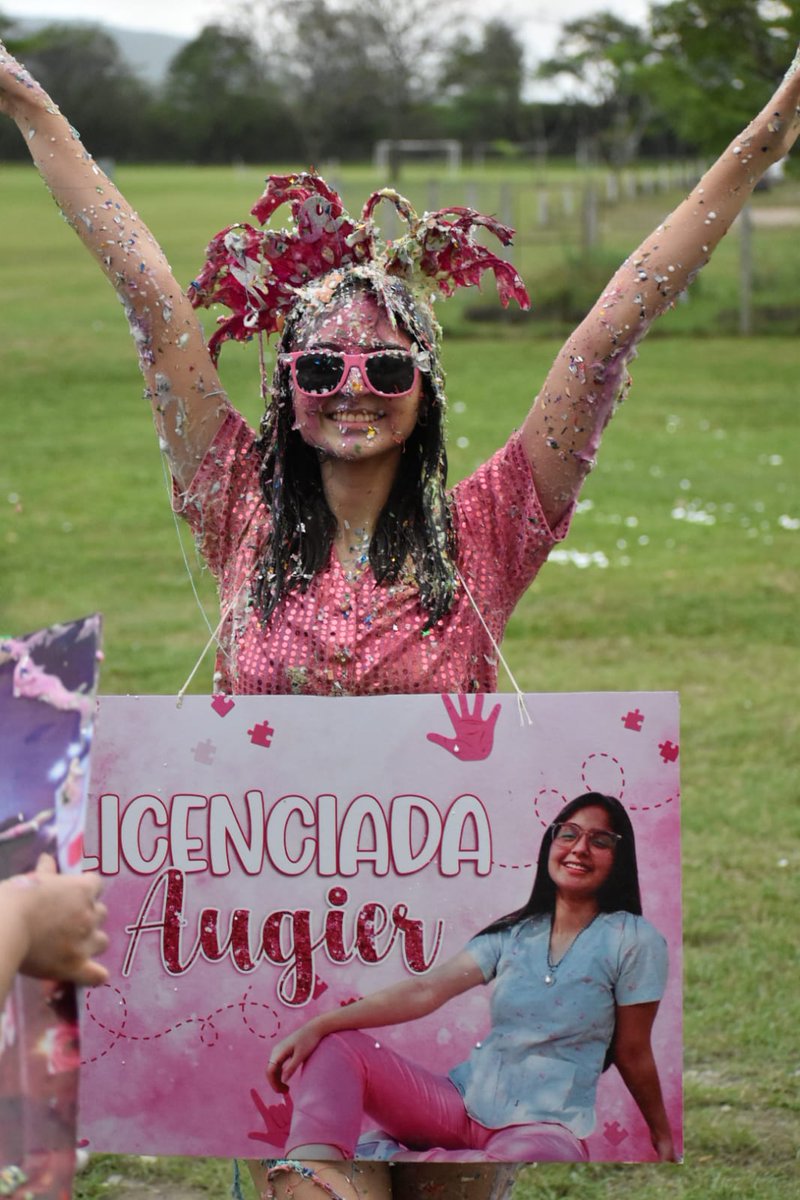 AgussAugier's tweet photo. ME RECIBI URAAAAA, DIGANME LICENCIADAA💘🥳🥂. (Mención especial al señor en moto que le puso toda la onda). https://t.co/DG5pEJXbTi