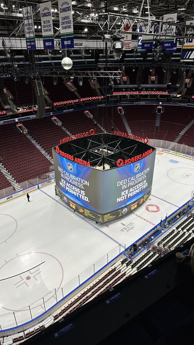 RobTheHockeyGuy's tweet photo. To give you an idea of how big the new #Canucks scoreboard is https://t.co/WKlgbrx4LP