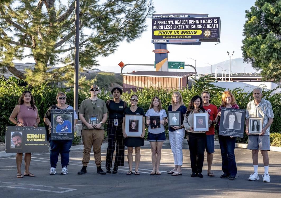 RivCoDA's tweet photo. We are proud to have collaborated with @poisonedtodeath to display this powerful billboard message pictured here holding photos of those dear to their hearts gone too soon, highlight our joint mission in holding fentanyl dealers accountable.
#FightingFentanyl #FentanylKills https://t.co/qypMAHnbXr