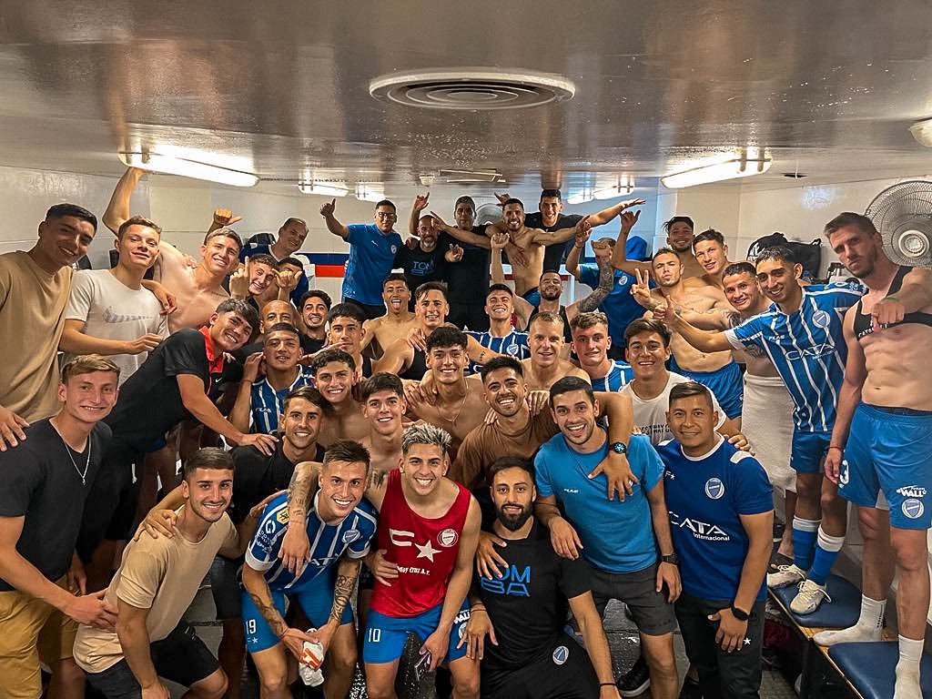 RusoRodriguez's tweet photo. Con trabajo, esfuerzo y sacrificio, todo llega. 
Primer objetivo cumplido, Godoy Cruz en copas. ☑️
Ahora vamos por el sueño! 
Vamos Tomba! 💙🤍 https://t.co/VxDtls26ws