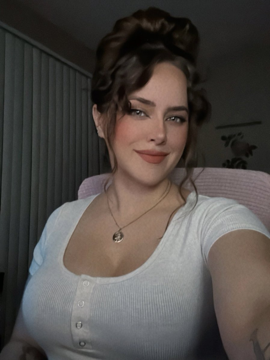 I’M BACK!! Come say hi!! I’m catching up while playing Halo!! twitch.tv/PrimroseFawn