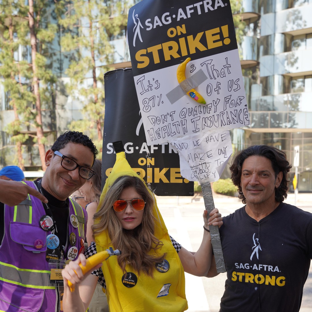 sagaftra's tweet photo. 🎬🌴 Huge thanks to our LA members who joined us on the picket lines today! The strength of our union and the solidarity of performers worldwide are the driving forces behind our fight for fairness. We're making waves, and together, we'll prevail! 🌐💛 #SagAftraStrong https://t.co/q784heVKp1