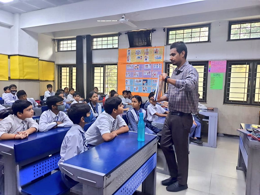 HappinessDelhi's tweet image. 📖💡जीवन की किताब में, प्रत्येक अध्याय अनूठी चुनौतियाँ लेकर आता है। हमारे मार्गदर्शक के रूप में #HappinessCurriculum 
हमें इन चुनौतियों को व्यक्तिगत विकास और परिवर्तन के अवसर के रूप में व्याख्या करना सिखाता है।📖✨🌼
#svno1morigate 
#Happinessclass