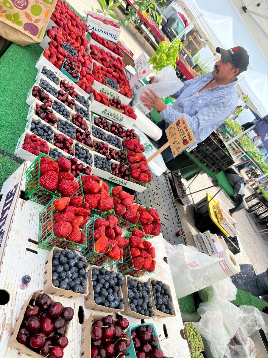 arrapot18's tweet image. I just passed by a farmer's market after work and the prices of fruits and vegetables were comparable to those in the supermarket #Los Angeles, California #Irvine, California