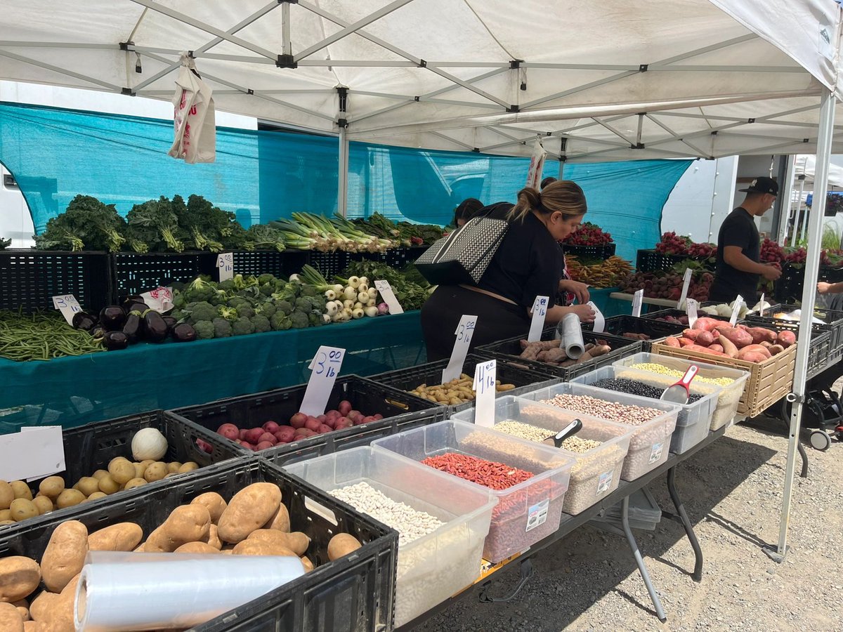 arrapot18's tweet image. I just passed by a farmer's market after work and the prices of fruits and vegetables were comparable to those in the supermarket #Los Angeles, California #Irvine, California
