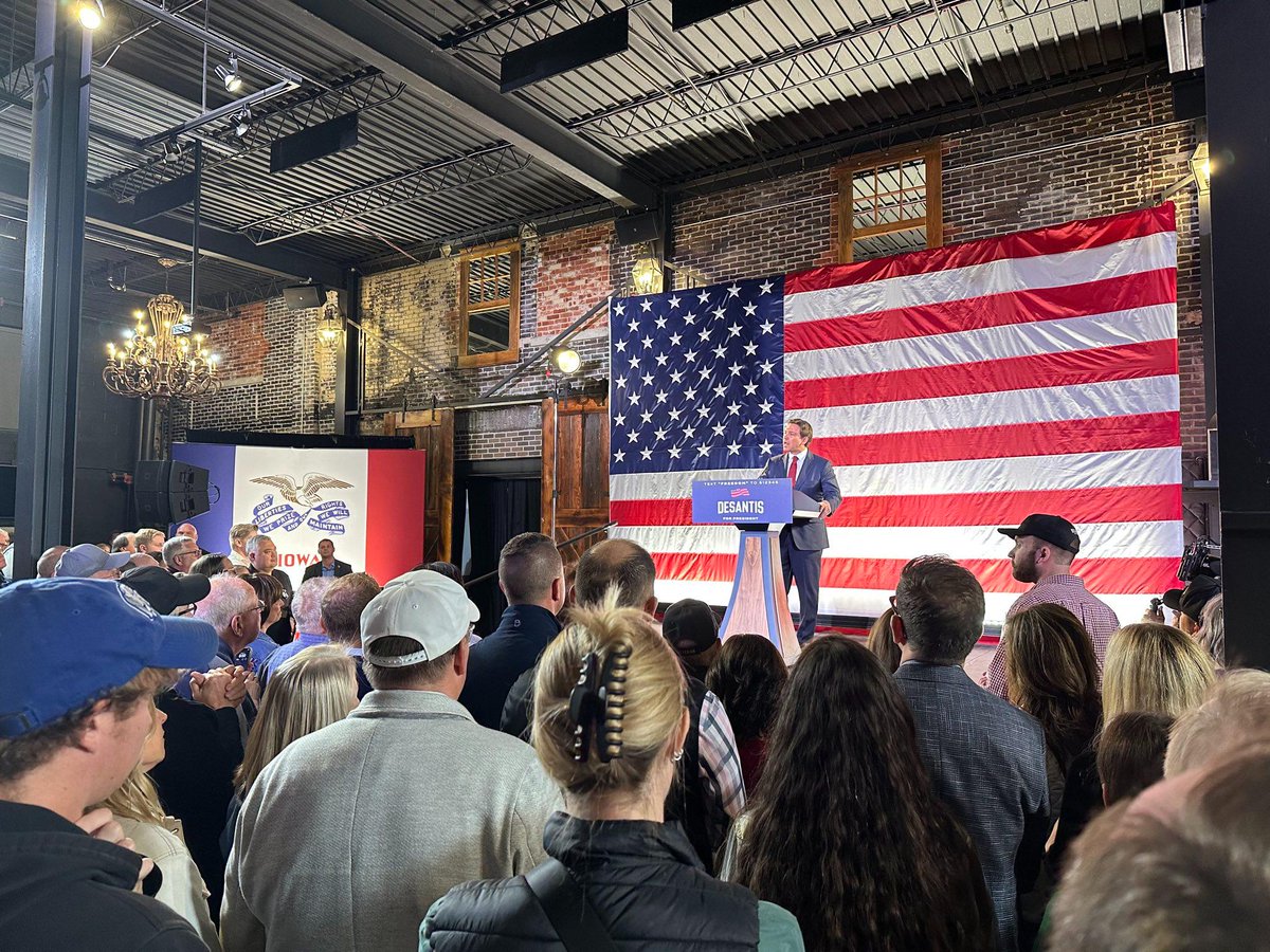 Carly Bird (@carlyabird) on Twitter photo Ron DeSantis just delivered one hell of a speech in Des Moines after getting the endorsement from <a href="/KimReynoldsIA/">Kim Reynolds</a> - and not a teleprompter in sight. Ron DeSantis just delivered one hell of a speech in Des Moines after getting the endorsement from <a href="/KimReynoldsIA/">Kim Reynolds</a> - and not a teleprompter in sight.