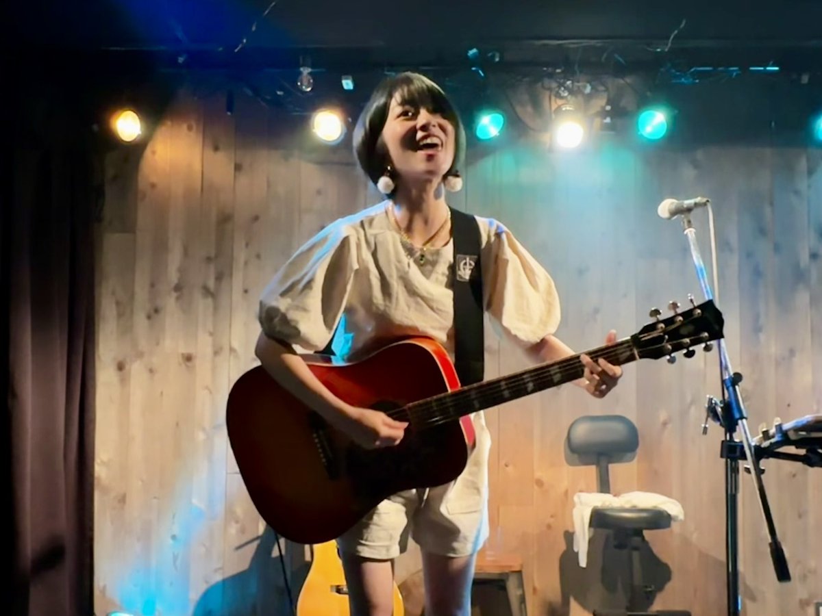 nandaaaaaro's tweet photo. 【鈴音さんセットリスト】
1stステージ
①Re;start
②泥中の花
③君の��む街
2ndステージ
④Happy Birthday Song
⑤AI〜My Buddy〜
⑥Days with you(新曲)
⑦明日、雨が上がるなら
⑧夏の夜
⑨道標
⑩栞
⑪Faraway https://t.co/GFc6KpeDIv