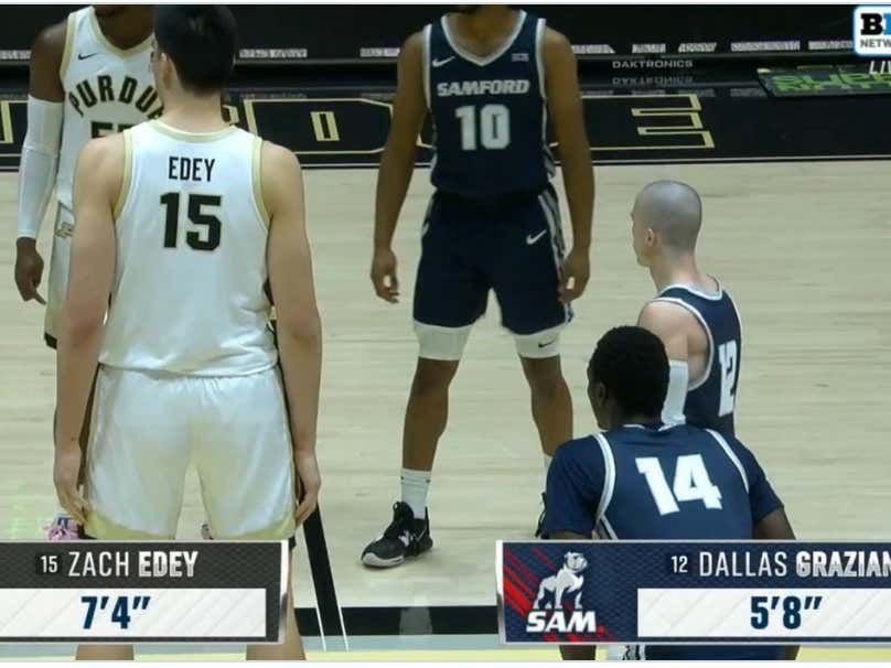 Man Of Honor: Samford's Head Coach Kept His Promise By Sending Out A 5'8" Dude For The Tip Against Zach Edey Annnddd It Went As You'd Expect barstoolsports.com/blog/3492383/m…