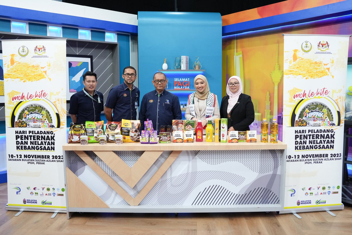 LPP_MALAYSIA's tweet photo. 𝐇𝐏𝐏𝐍𝐊𝟐𝟎𝟐𝟑 @ 𝐒𝐄𝐋𝐀𝐌𝐀𝐓 𝐏𝐀𝐆𝐈 𝐌𝐀𝐋𝐀𝐘𝐒𝐈𝐀

Sekitar sesi temu bual bicara sempena Sambutan Hari Peladang, Penternak dan Nelayan Kebangsaan (HPPNK) 2023.

Klik Pautan👇🏻
https://t.co/KYyOIRi9M6 https://t.co/AbHdIc4524
