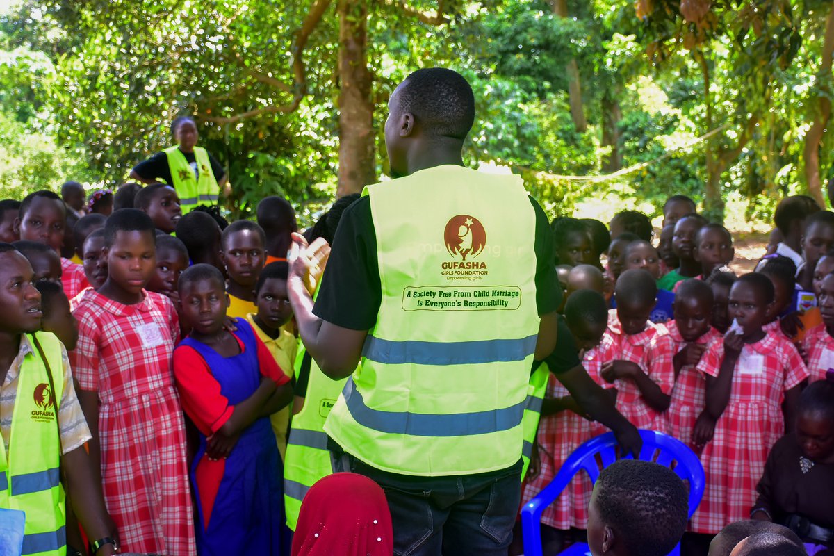 Creating opportunities for young people and enabling them to access information about the benefits of Education and dangers of #ChildMarriage makes all the difference:
We appreciate @Gufasha_Found for these efforts in Kayunga District: 
#ReturnMyFuture #EndChildMarriage