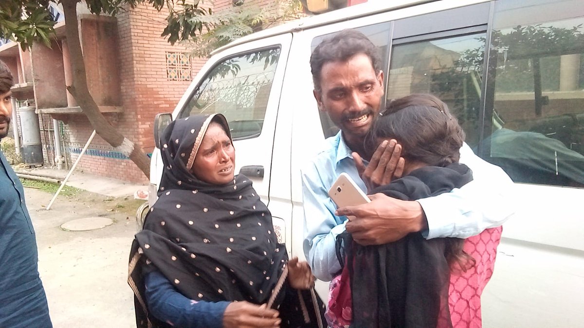 SaminaHMalik's tweet photo. لاہور ٹریفک پولیس کی ایک اور کامیابی، آئی جی پنجاب کی خصوصی ہدایت پر "میرا پیارا ایپ" کی ٹیم نے 09 سال قبل سیالکوٹ سے بچھڑنے والی 15 سالہ بنت حوا کو اپنوں سے ملوا دیا، اہل خانہ کا وزیر اعلیٰ پنجاب، آئی جی پنجاب اور سی ٹی او لاہور سے اظہارِ تشکر۔
#PunjabPolice #MeraPyaraApp #CTPLahore