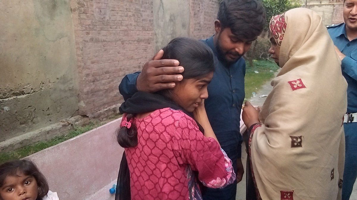 SaminaHMalik's tweet photo. لاہور ٹریفک پولیس کی ایک اور کامیابی، آئی جی پنجاب کی خصوصی ہدایت پر "میرا پیارا ایپ" کی ٹیم نے 09 سال قبل سیالکوٹ سے بچھڑنے والی 15 سالہ بنت حوا کو اپنوں سے ملوا دیا، اہل خانہ کا وزیر اعلیٰ پنجاب، آئی جی پنجاب اور سی ٹی او لاہور سے اظہارِ تشکر۔
#PunjabPolice #MeraPyaraApp #CTPLahore