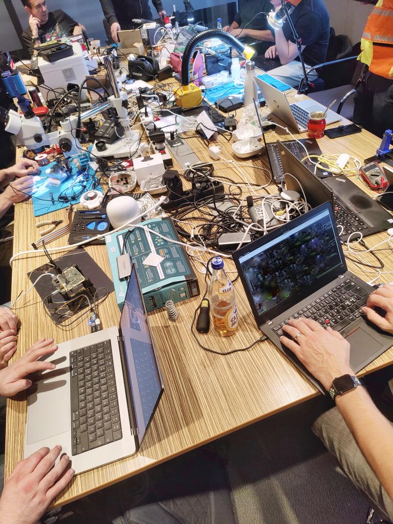 code_byter's tweet image. Some impressions from @hardwear_io last week. I had the chance to give a talk on hacking a smart camera doorbell and participated in the HardPwn hacking challenges 🔥
