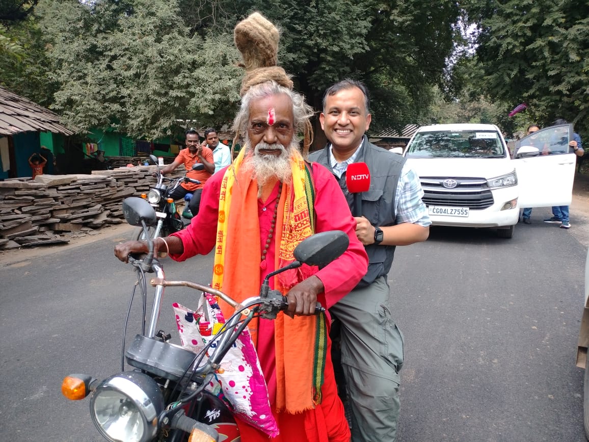 Anurag_Dwary's tweet photo. बाबा के संग कुछ दूर चुनावी सफर, लोहंडीगुड़ा से ... https://t.co/rP51QPmH8b