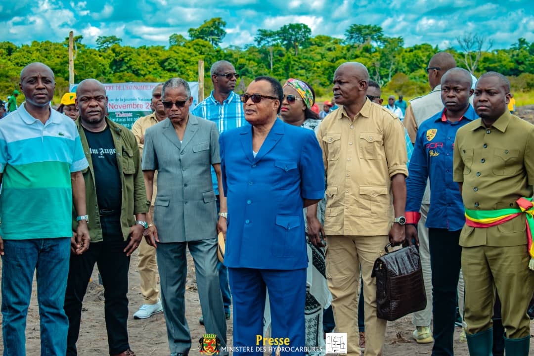 Bjritoua_cg's tweet photo. Bruno Jean Richard ITOUA a participé le lundi 06 novembre 2023, aux côtés de Son Excellence Monsieur le Président de la République du Congo, Denis SASSOU N'GUESSO au planting d'arbres. 

Cette opération a eu lieu à Miabia, localité située à 15 km d'Édou, dans le district d'Oyo. https://t.co/PiYAXcYURk