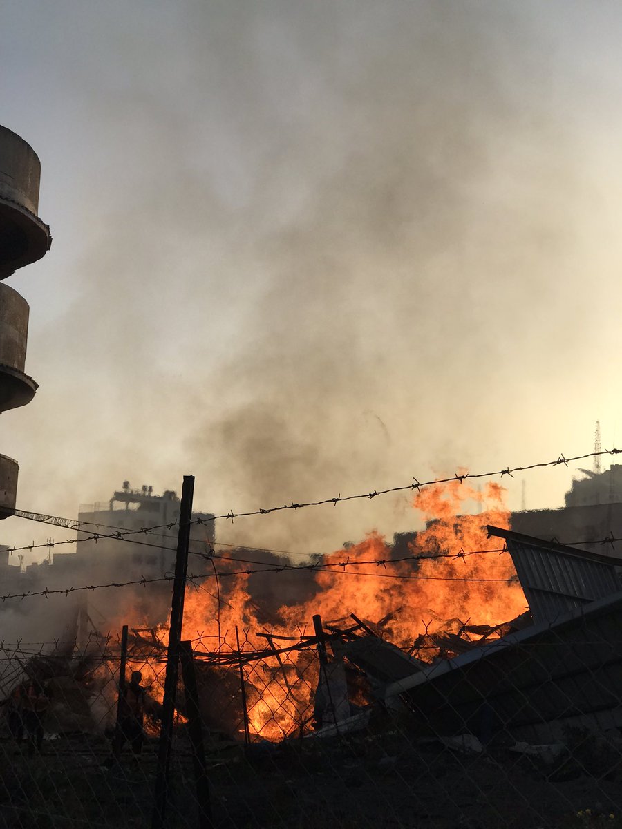 على باب الدار 
اقسم بالله انا عايش باعجوبة 💔