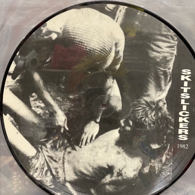 diskunion_dns's tweet photo. 【PUNK/HARDCORE】
80'S SWEDISH RAW HC"SHITLICKERS"
'97年PICTURE DISC⛓️⛓️
●#SHITLICKERS/SHITLICKERS

#du名古屋PUNK
#du名古屋HARDCORE

お問い合わせはコチラ👱‍♀️🪩
📞0526845231
✉️dns@diskunion.co.jp https://t.co/cAyXm39q28