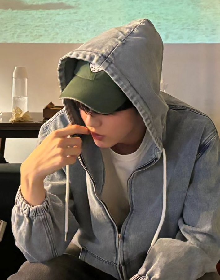 archerintherye's tweet photo. 초록 아이템 느낌 좋은데
어떻게 사람이 한겨울 눈 내린 침엽수 https://t.co/9Iv9U1roER