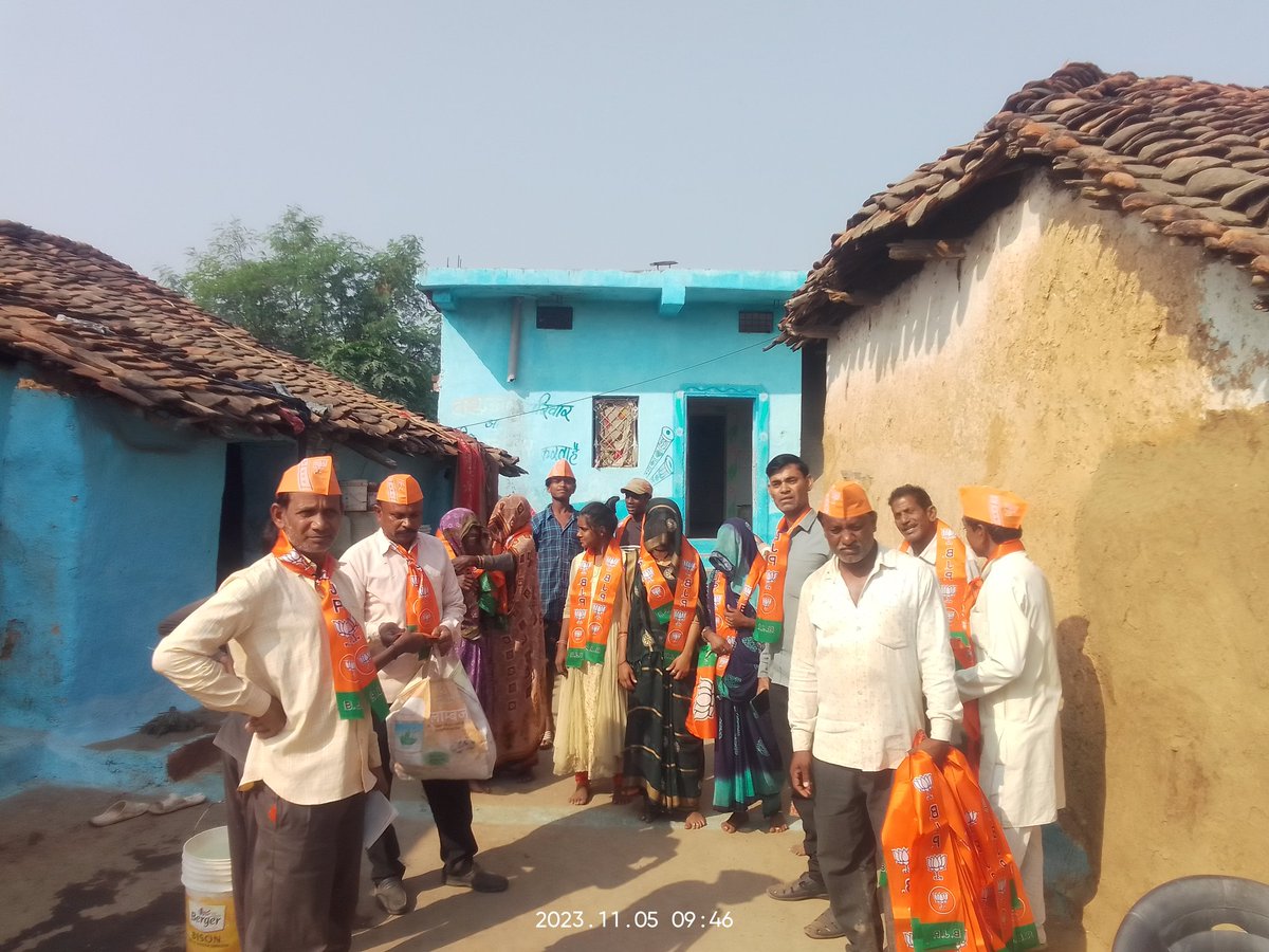 AngadLodhi15's tweet photo. ग्राम पंचायत अधराड़ में भाजपा के कार्यकताओं द्वारा घर घर जाकर जनसंपर्क किया गया
जय भाजपा विजय भाजपा 
#प्रहलाद भैया ज़िंदाबाद 
@Pawaividhansabha
@Prahladpawai58 https://t.co/AuOYz53Mpc