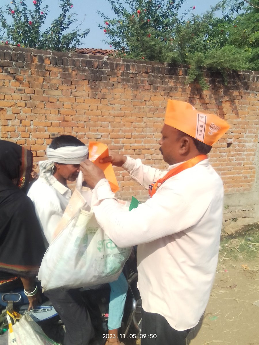 AngadLodhi15's tweet photo. ग्राम पंचायत अधराड़ में भाजपा के कार्यकताओं द्वारा घर घर जाकर जनसंपर्क किया गया
जय भाजपा विजय भाजपा 
#प्रहलाद भैया ज़िंदाबाद 
@Pawaividhansabha
@Prahladpawai58 https://t.co/AuOYz53Mpc