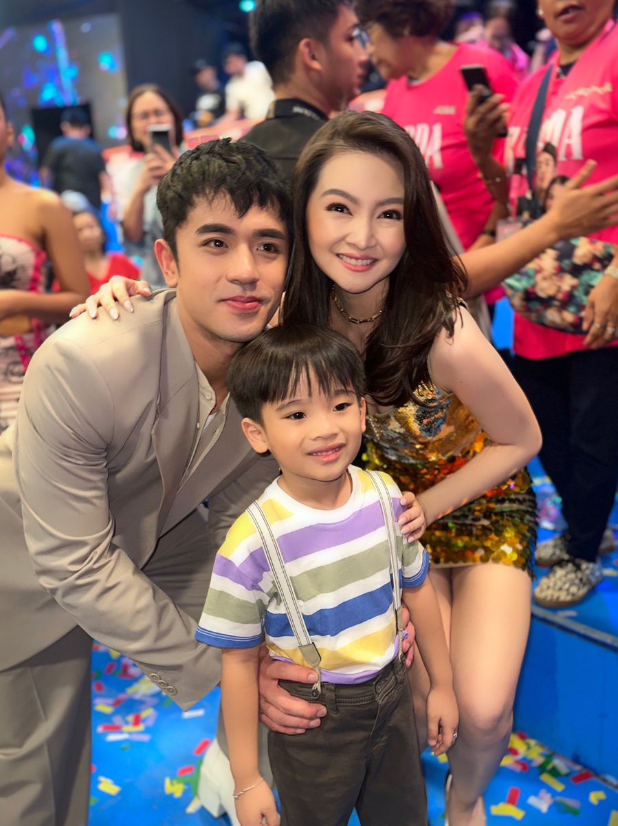 ✨ Trending on X! ✨ David Licauco lights up the stage on #ItsShowtimeMagpasikat2023 while Barbie Forteza dazzles as a judge. 😍

Here's snap of them together with Argus. 📷

#DavidLicauco #BarbieForteza