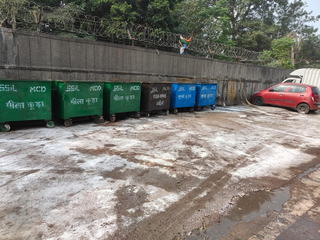 OberoiShelly's tweet photo. आज दिल्ली के R K Puram में एक वार्ड में पार्षद राज बाला टोकस, डिप्टी कमिशनर और ज़ोनल अफ़सरों के साथ वहाँ के Hotspots पर निरीक्षण दौरा किया। दिवाली से पहले पूरी दिल्ली में तीव्रता से dust suppressant powder के साथ water sprinkling हो रही है और सफ़ाई अभीयन चल रहा है।

दिल्ली के लोगों की चिंता में माननीय मुख्यमंत्री @ArvindKejriwal मिनट-मिनट update ले रहे हैं। नगर निगम में 'आप' की सरकार हर संभव कोशिश कर रही है जिससे साफ़ हवा और वातावरण दिल्ली वालों को मिल सके। दिल्ली के नागरिक भी सहभागी बनकर MCD 311 और Green Delhi App का इस्तेमाल कर रहे हैं।