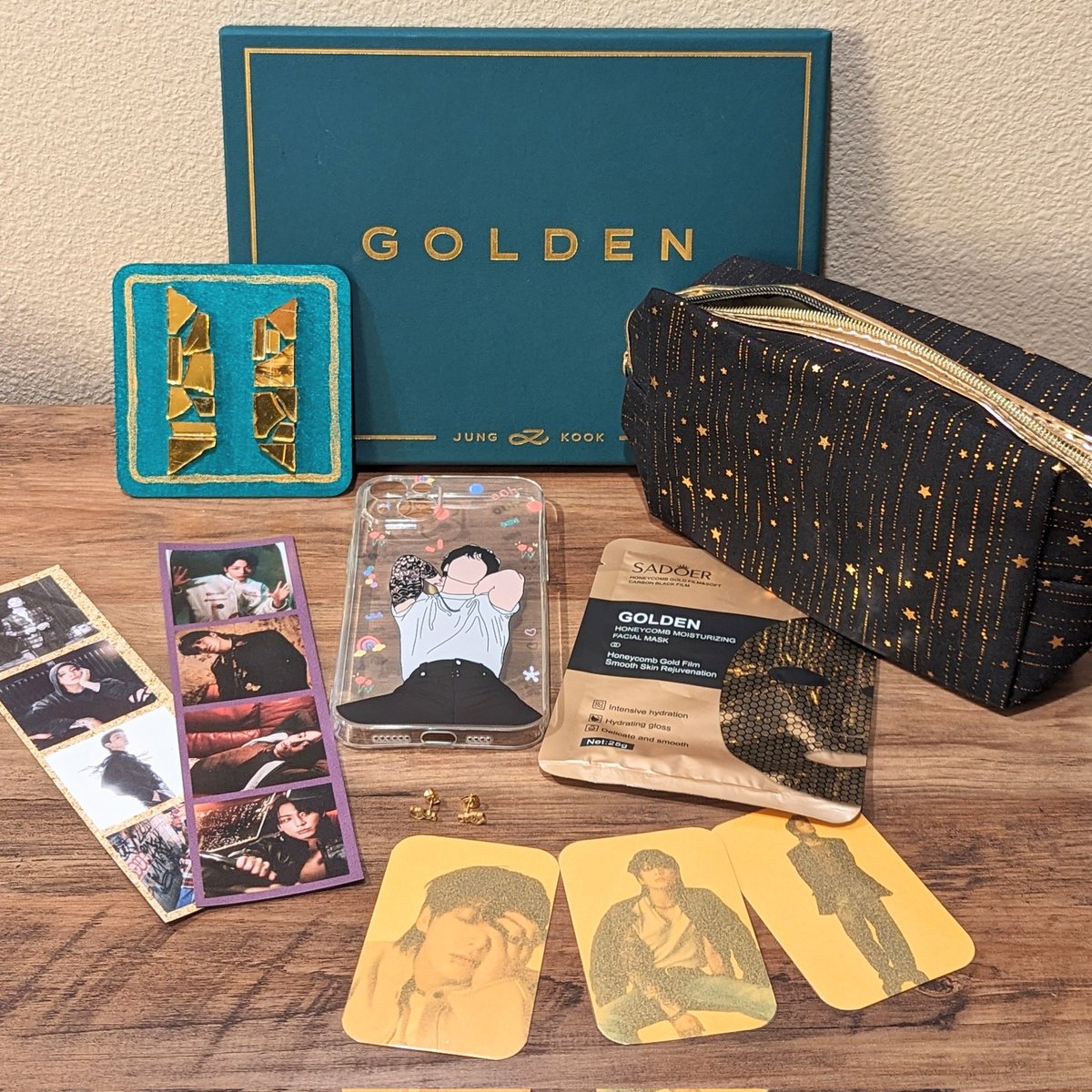 rompekoobeza's tweet photo. ✨ GOLDEN GIVEAWAY - SHINE VERSION ✨

Want to win an unsealed Golden by Jungkook album, a beautiful mosaic art made by @AshleyIsSoWeird, and more ✨ golden ✨ goodies?! 

🌏 Open worldwide
☝️ One winner
📅 Closes 11/9 at 9pm PST
💜 Like/RT to enter 
🎁 Full prize info below https://t.co/jey8aEuA3p