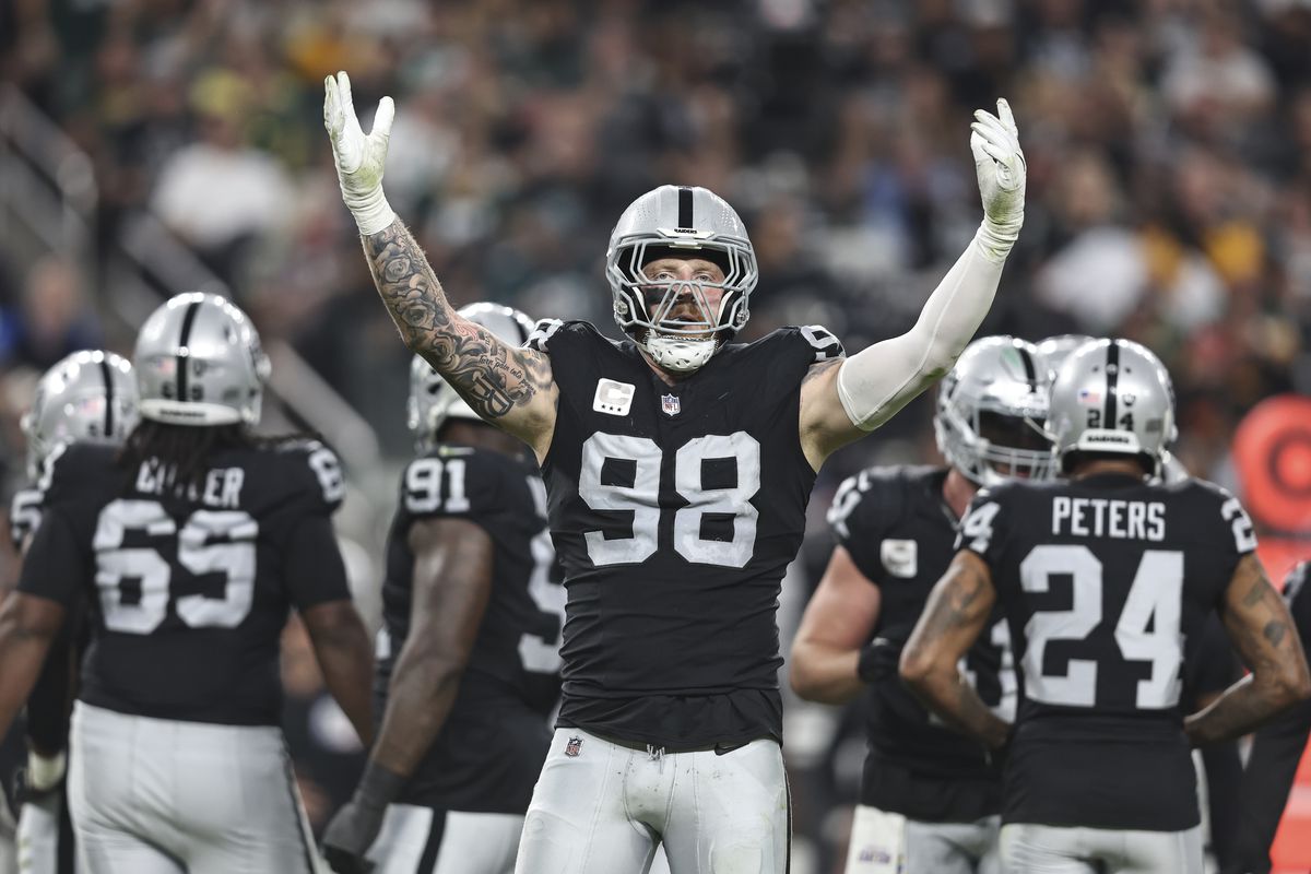 USANEW_'s tweet image. The vibe must be something special when even the ref acknowledges it! Davante Adams and the Raiders bringing that energy. 🔥🏈 #GoodVibes #NFLFun