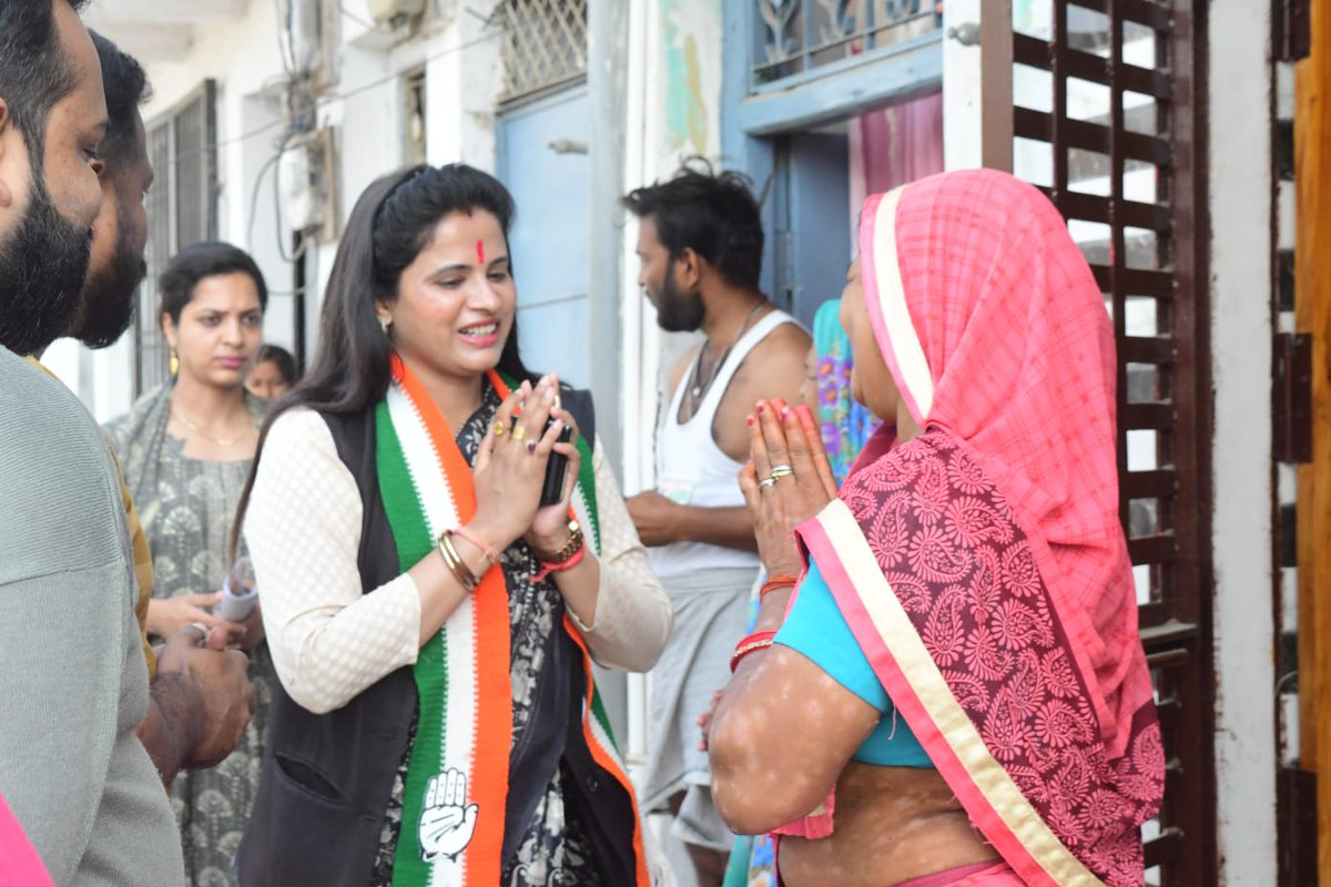DrRashmiSingh5's tweet photo. #नागौद_वार्ड_ नंबर_6_जनसंपर्क
आज प्रातः काल से ही नई ऊर्जा नई उमंग के साथ विजय का संकल्प लेकर कांग्रेस कार्यकर्ताओं की टीम पुनः प्रचार में लग गई है
आप सभी का उत्साह, प्यार, स्नेह, आशीर्वाद बना रहे।
#Kamalnathji #kamalnath #MpCongress #CongressForMP #INC #कांग्रेस #Congress2023 https://t.co/aGNESbJy9P
