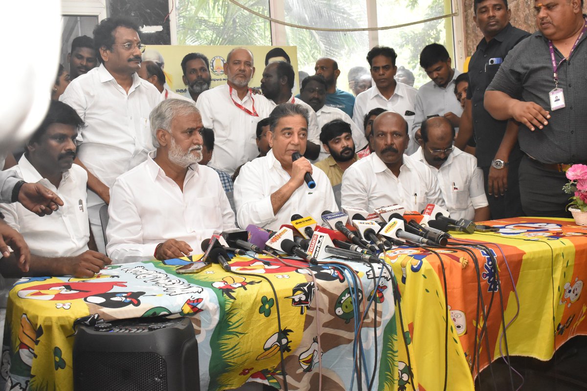 மக்கள் நீதி மய்யம் தலைவர் நம்மவர் திரு. <a href="/ikamalhaasan/">Kamal Haasan</a> அவர்கள், தனது பிறந்த நாளான 07.11.2023 இன்று எழும்பூர் அரசு குழந்தைகள் நல மருத்துவமனைக்கு காற்றின் ஈரப்பதம் மூலம் சுத்தமான குடிநீர் தருவிக்கும் R.O இயந்திரம் ஒன்றை  வழங்கினார். 

அமைச்சர்கள் திரு.<a href="/Subramanian_ma/">Ma Subramanian - தமிழ்நாட்டை தலைகுனிய விடமாட்டேன்</a>,
