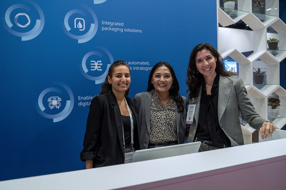KronesAG's tweet photo. Good morning from hall 1 at this year's #GulfoodManufacturing!
At our booth, you can meet all the experts - stop by to talk about the perfect solution for your production! 🤝
Or meet our colleague from HR here at the booth to talk about your career options! 💙 #BePartofKrones https://t.co/NfNnE8us3m