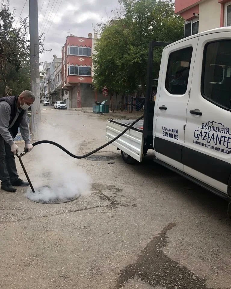 gbbilaclama's tweet photo. @GaziantepBeld @gbbilaclama olarak kış mevsiminin gelmesiyle önemli bir halk sağlığı sorunu olan sivrisinek ve haşerelere karşı kışlak mücadelemiz hız kesmeden devam ediyor.  
Şehir genelinde kışlak mücadelesi aralıksız devam edecektir.

@gaziantepbeld
@fatmasahin https://t.co/g0RB2TCEdB
