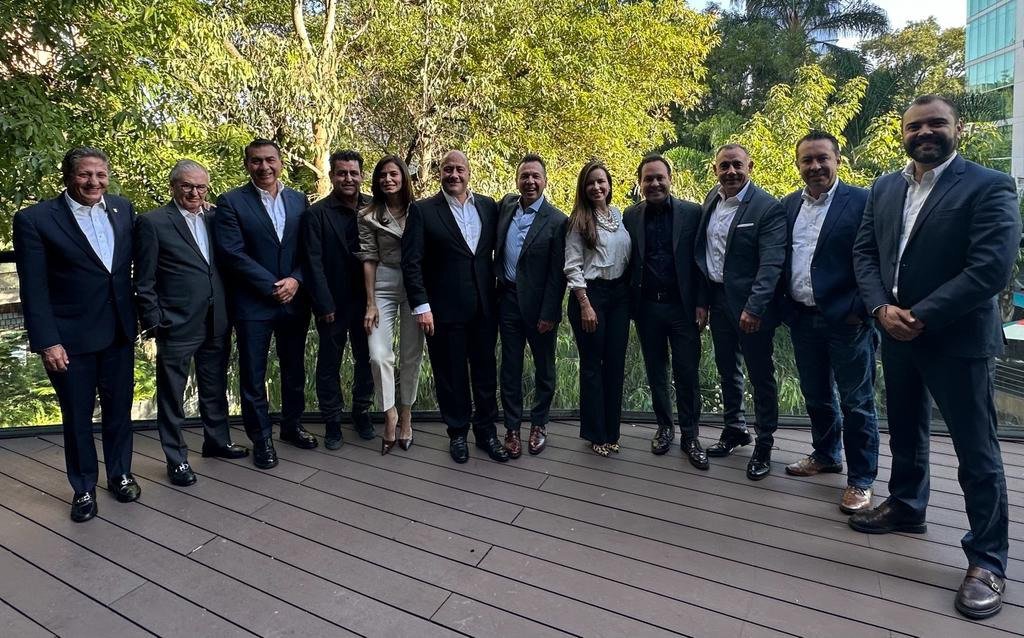 ClementeCH's tweet photo. Mientras en otros lados se inventan alianzas sin pies ni cabeza, nosotros ya estamos listos para ganar en 2024. Vamos unidos, todas y todos de acuerdo, concentrados y preparados para defender a Jalisco.
¡Ánimo! https://t.co/5zhMf7K7iC